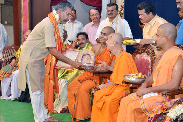 Pejawar Mutt Honours Distinguished Personalities Coastaldigest