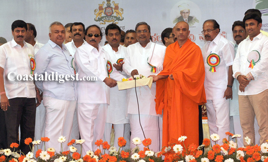 Amidst Protests Siddaramaiah Moily Lay Foundation Stone For