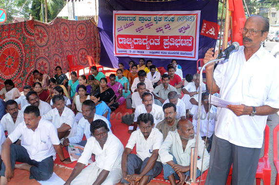 Raitha Sangha Stages Protest In Mangalore For Land Rights 