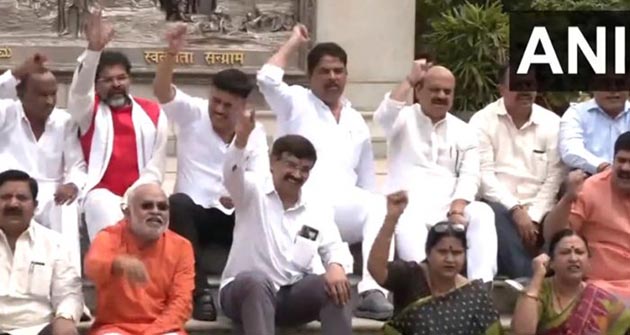 gandhistatue.jpg gandhistatue.jpg