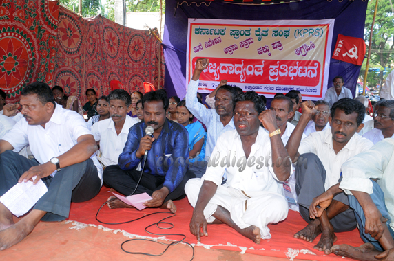 Raitha Sangha stages protest in Mangalore for land rights ...