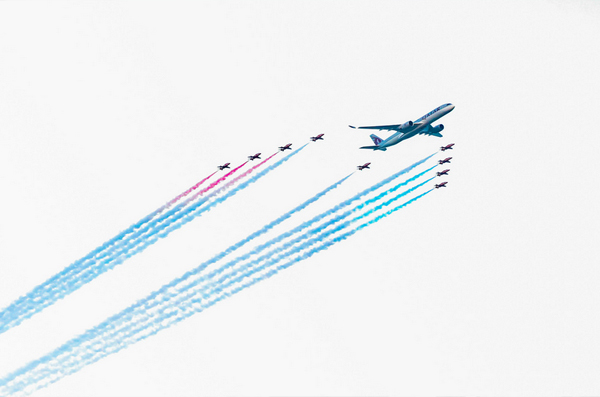 Red Arrows wow Doha with dazzling display as Qatar Airways turns 20 ...