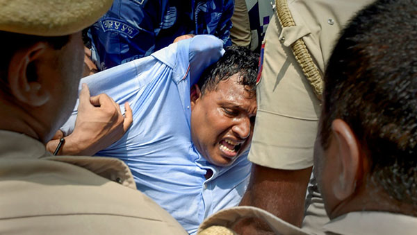 Youth Cong Chief Pulled By Hair, Manhandled By Police During Protest ...